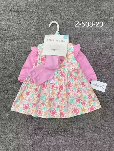 Robe avec chandail rose et chaussettes