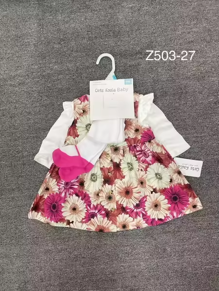 Robe avec chandail blanc et chaussettes